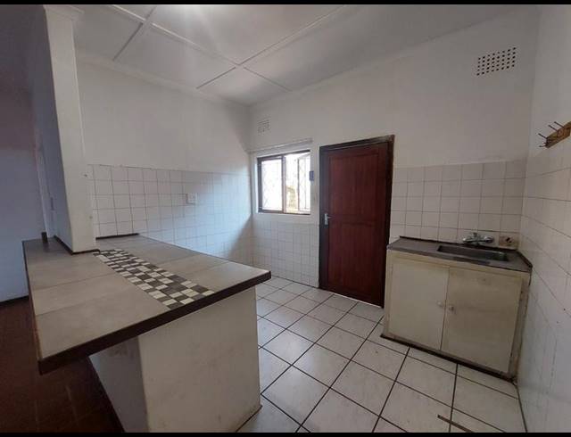 2 BEDROOM PROPERTY TO RENT IN LAWRENCE ROCKS